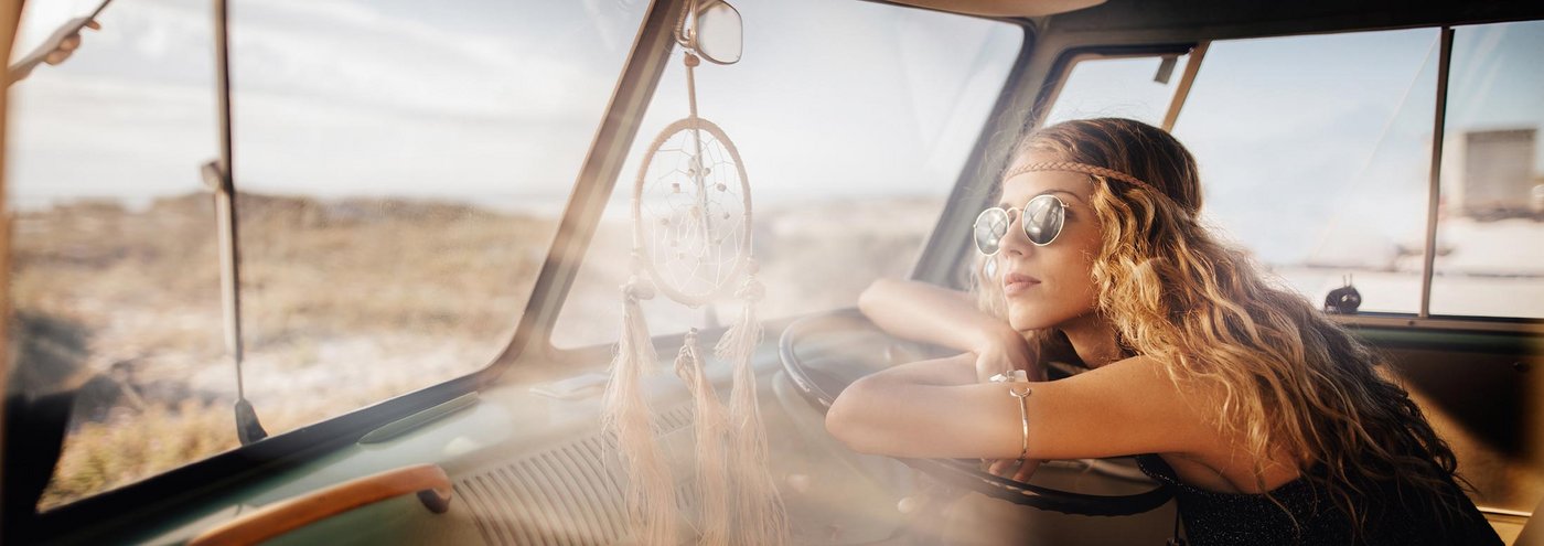Hipster mit Sonnenbrille im Buli