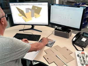 Entwickler vor zwei Monitoren - CAD Zeichnung geöffnet
