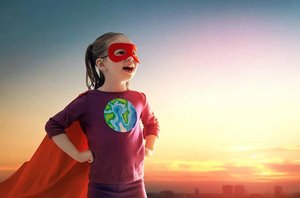 Kind in Superhelden Kostüm