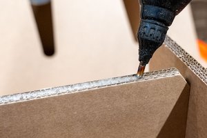 Detailansicht Klebepistole: Produktion der Komponenten